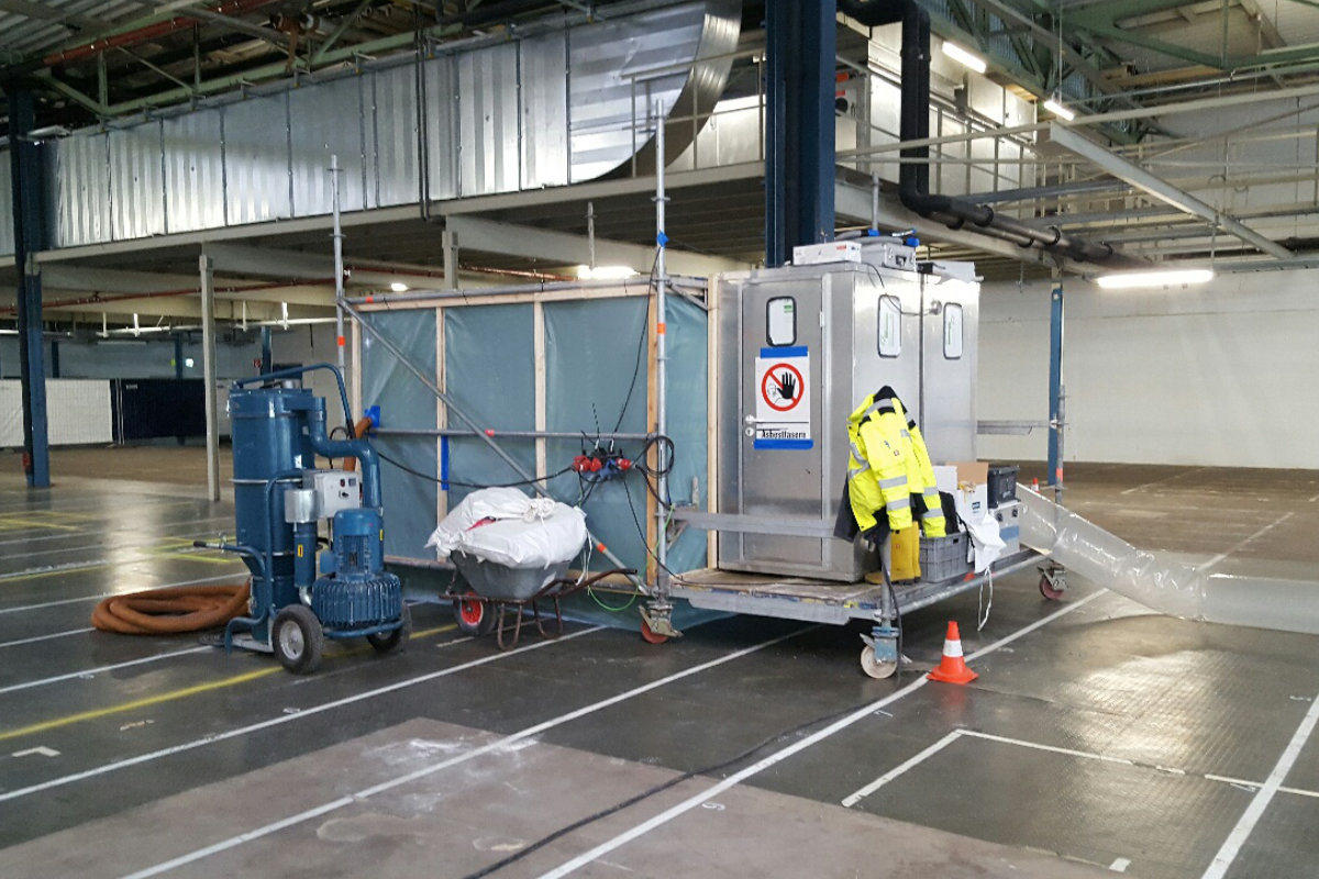 Dekontaminationsschleuse in Lagerhalle – Arbeitssicherheit bei Gefahrstoffen