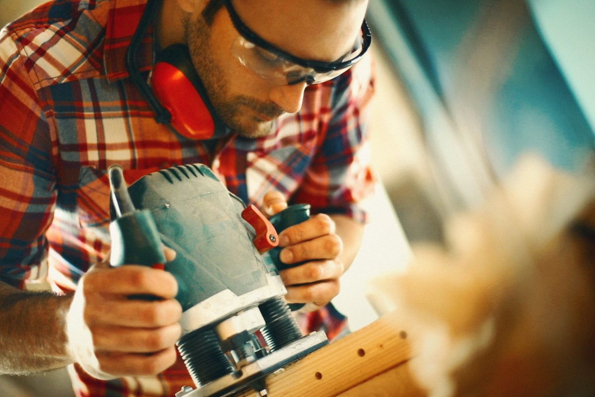 Person mit Gehörschutz an Fräsmaschine – sicheres Arbeiten mit Maschinen