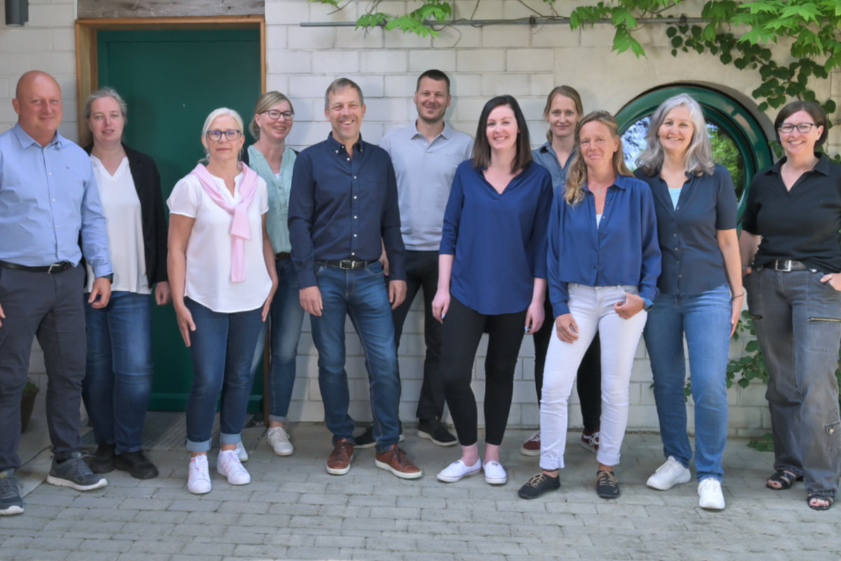 IBAG-Team draußen auf Grünfläche – gemeinsamer Einsatz für Arbeitssicherheit